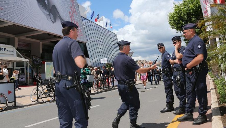 La police anti-émeutes devant le Palais du Festival à Cannes le 17 mai 2013