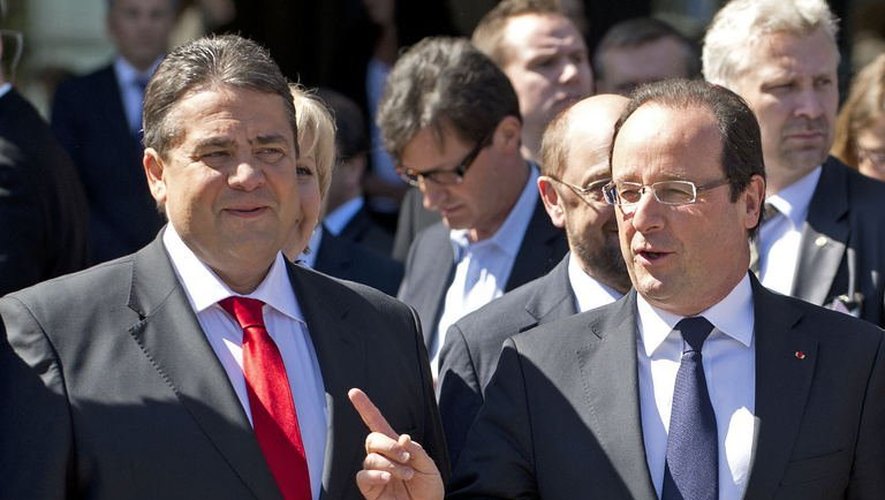 Le président du SPD, Sigmar Gabriel, et François Hollande à Leipzig pour les 150 ans du parti allemand, le 23 mai 2013