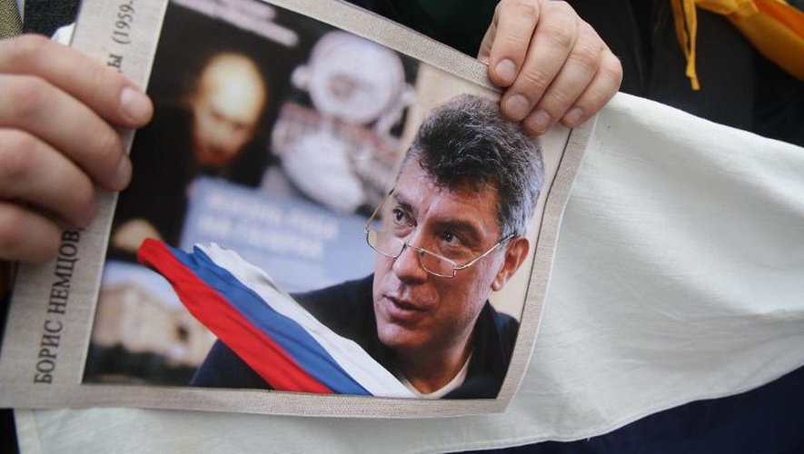 Une photo de l'opposant russe Boris Nemtsov brandie par un de ses partisans à Vilnius, le 1er mars 2015