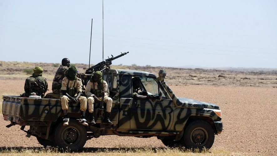 Des soldats nigériens patrouillent sur la route entre Agadez et Arlit, au Niger le 27 septembre 2010