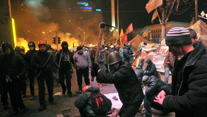 Heurts entre manifestants et policiers antiémeutes place de l'Idépendance, le 18 février 2014 à Kiev