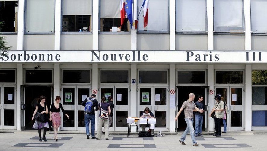 Des étudiants quittent l'université Paris III (Censier-Sorbonne Nouvelle), le 25 mai 2009 à Paris