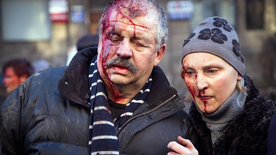 Des manifestants blessés lors de heurts avec les policiers antiémeutes, le 18 février 2014 à Kiev
