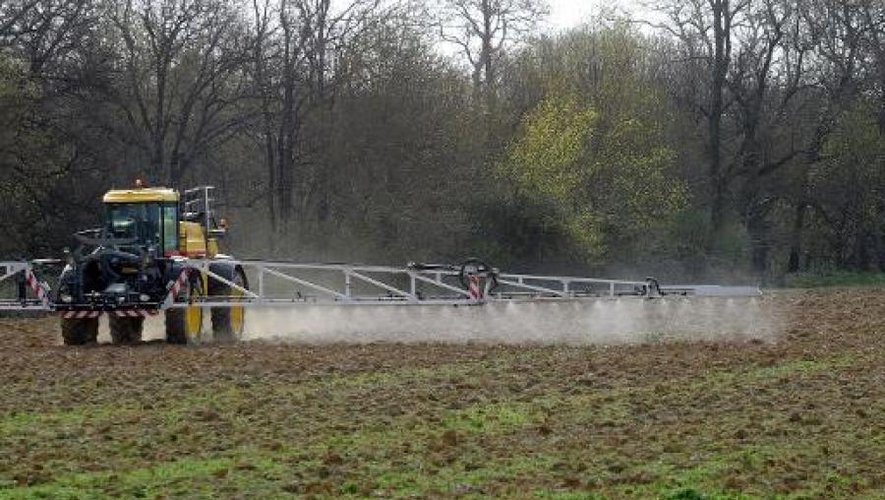 Epandage de pesticides dans un champ du sud-ouest de la France, en avril 2015