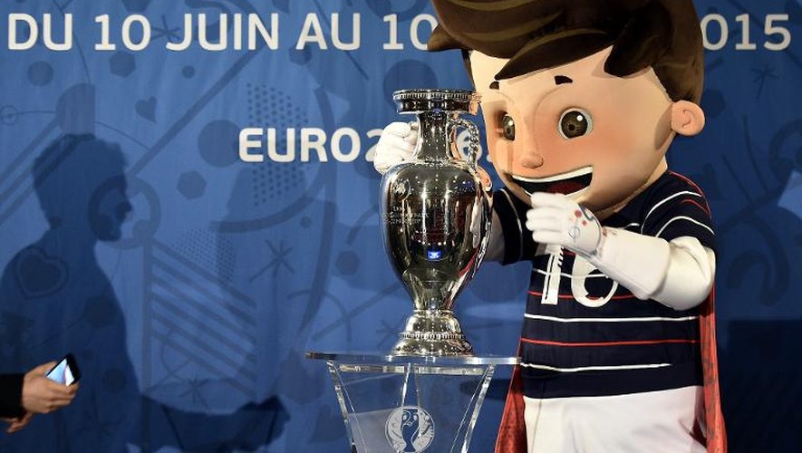 La mascotte de l'Euro-2016 Super Victor et le trophée de la compétition lors de la conférence sur la billetterie et le calendrier, le 12 mai 2015 à Paris