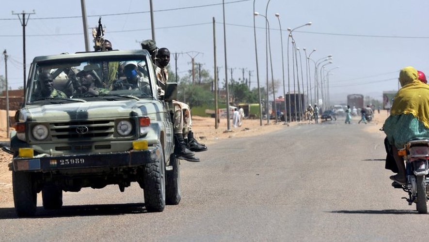 Des soldats nigériens patrouillent aux environs d'Agadez, au nord du Niger, le 24 septembre 2010