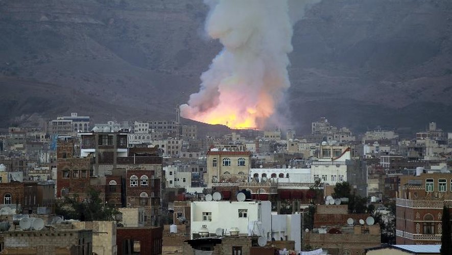 De la fumée s'élève le 11 mai 2015 au dessus de Sanaa visée par des raids menés par la coalition arabe