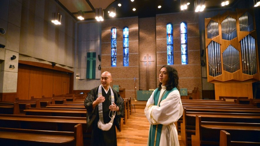 Le moine bouddhiste Yoshinobu Fujioka et le pasteur Kazuhiro Sekino le 27 août 2016 dans une église luthérienne à Tokyo