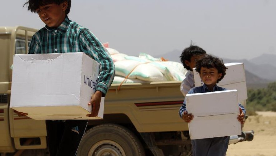 De l'aide humanitaire est distribuée par l'UNICEF à des enfants yéménites qui ont fui les combats le 11 mai 2015 à Sanaa