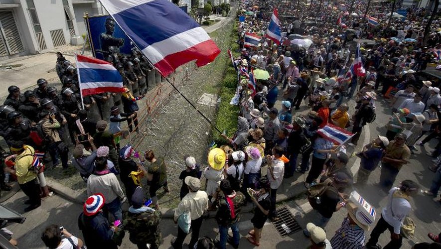 Des manifestants contre le gouvernement thaïlandais rassemblés devant le quartier général de la Première ministre Yingluck Shinawatra, le 19 février 2014 à Bangkok