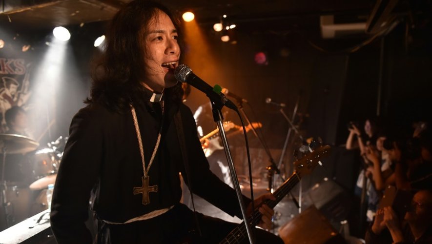 Le Japonais Kazuhiro Sekino sur scène avec son groupe "Boxi rocks" le 1er septembre 2015 à Tokyo