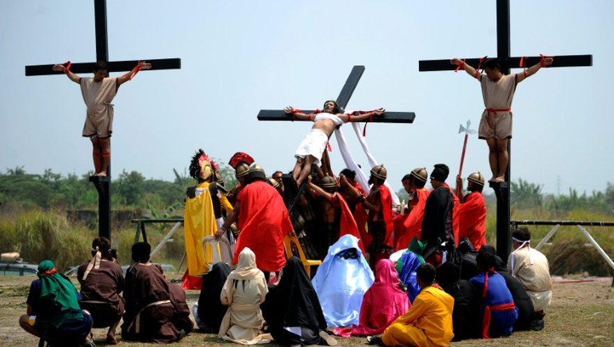 Des fidèles sont cloués sur la croix le 25 mars 2016 à San Juan aux Philippines