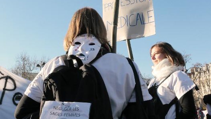 Des sages-femmes manifestent à Paris le 16 décembre 2013