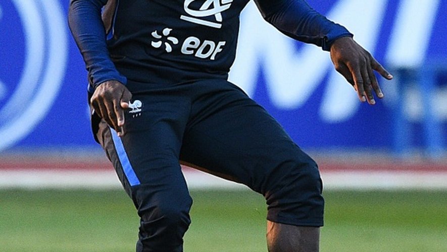 Le milieu des Bleus Ngolo Kanté passe le ballon lors d'une séance d'entraînement, le 22 mars 2016 à Clairefontaine
