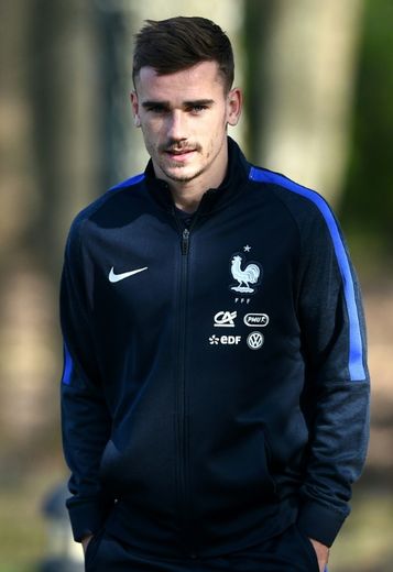 L'attaquant des Bleus Antoine Griezmann arrive pour participer à une conférence de presse à Clairefontaine, le 22 mars 2016
