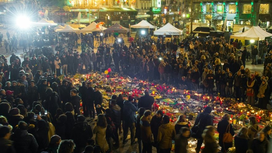 Les habitants viennent rendre hommage aux victimes des attentats, place de la Bourse à Bruxelles, le 24 mars 2016