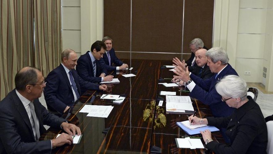 Vladimir Poutine face à John Kerry lors d'entretiens le 12 mai 2015 à Sotchi