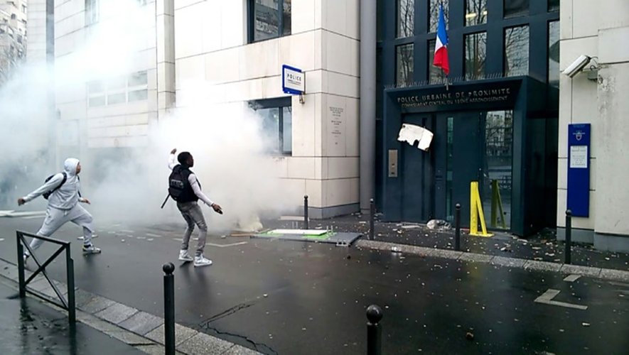Image vidéo de personnes en train de lancer des projectiles sur le commissariat du XIXe arrondissements de Paris, le 25 mars 2016