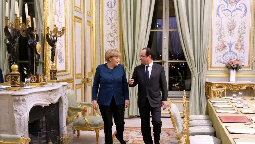 La chancelière allemande Angela Merkel et le président français François Hollande avant un dîner officiel à l'Elysée le 18 décembre 2013