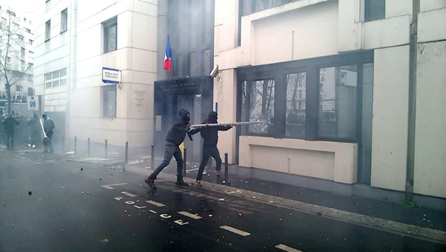 Image vidéo de personnes en train de s'en prendre violemment au commissariat du XIXe arrondissements de Paris, le 25 mars 2016