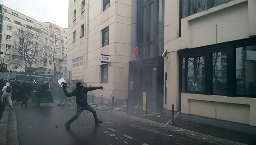 Image vidéo d'un jeune homme en train de lancer des projectiles sur le commissariat du XIXe arrondissements de Paris, le 25 mars 2016