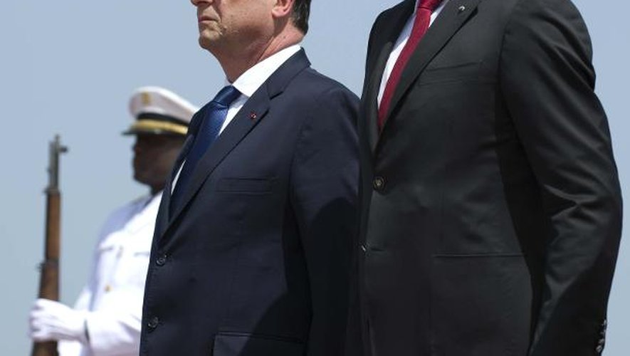 Le président François Hollande accueilli à son arrivée à Port-au-Prince à Haïti par par son homologue Michel Martelly, le 12 mai 2015