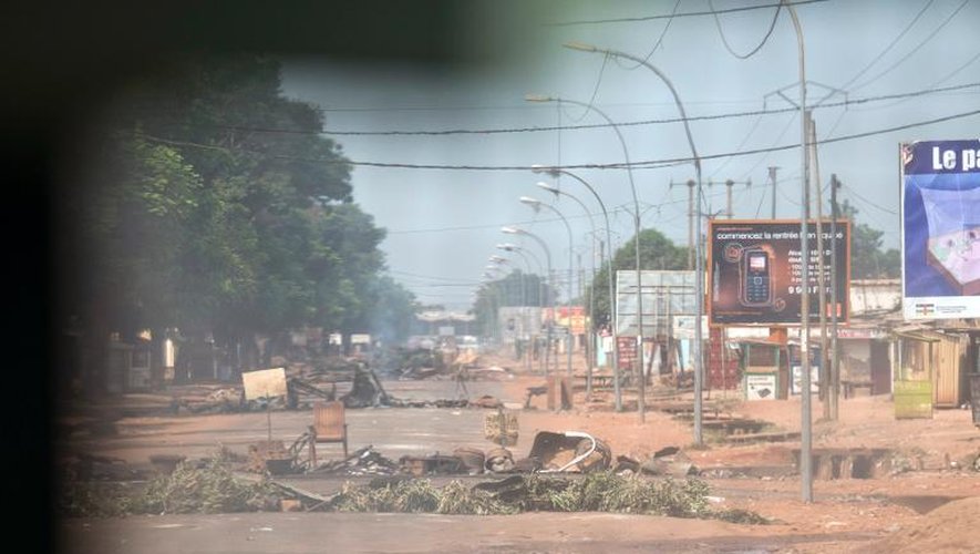 Photo prise depuis un véhicule blindé de barricades érigées par des anti-Balakas dans un quartier de Bangui, le 19 février 2014 en Centrafrique