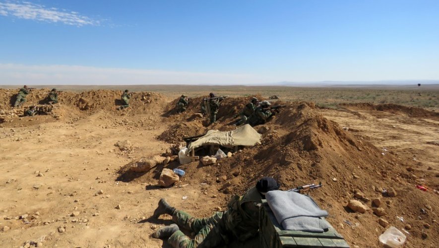 Des soldats du régime syrien prennent position près de Raqa, en Syrie, le 19 février 2016