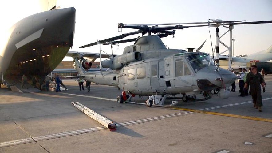 Un hélicoptère militaire américain UH-1Y Huey des Marines participant aux opérations humanitaires après le tremblement de terre au Népal, photographié le 3 mai 2015 à l'aéroport de Katmandou