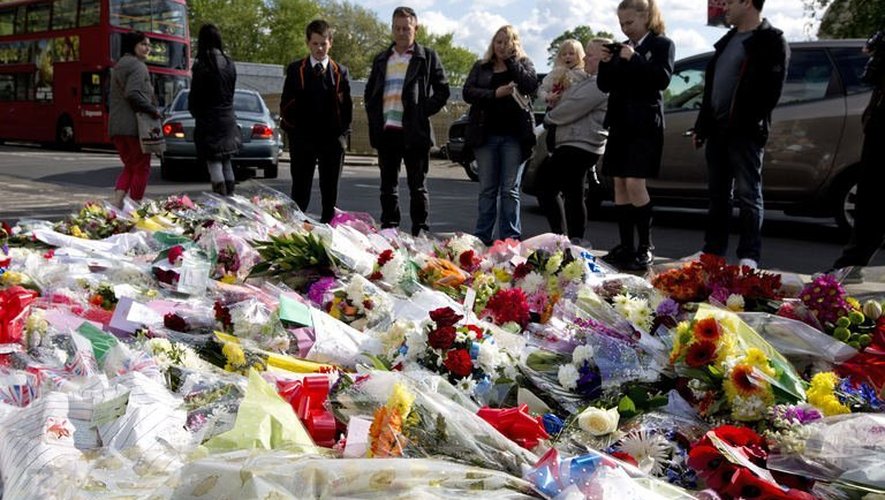 Des fleurs ont été déposées sur le lieu du meurtre du soldat britannique, à Londres, le 23 mai 2013