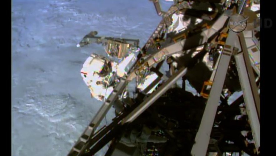 Image extraite d'une vidéo fournie par la Nasa sur laquelle on voit un des deux astronautes américains (G) effectuant une sortie orbitale hors de la Station spatiale internationale, le 1er mars 2015