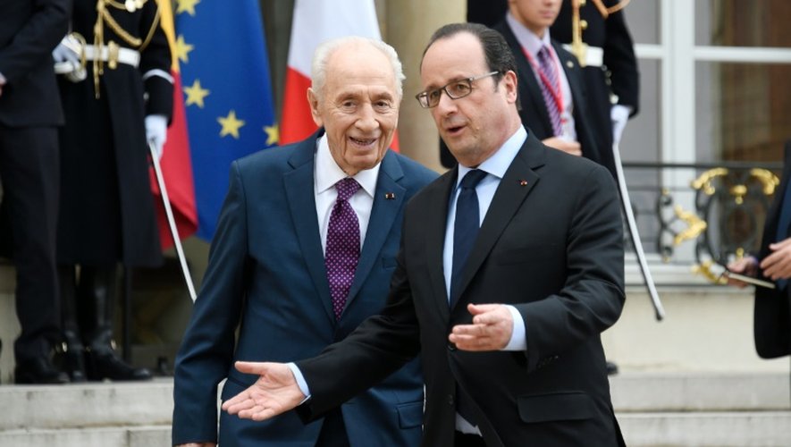 Le président français Francois Hollande (D) avec l'ancien président israélien Shimon Peres (G) à l'Elysée à Paris le 25 mars 2016