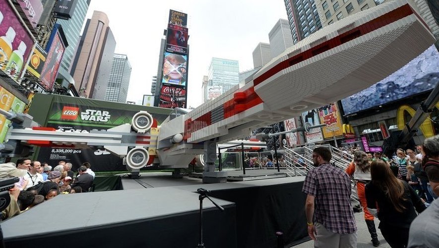 Le vaisseau spatial de Star Wars, ou la plus grande réalisation en Lego du monde exposée sur Times Square à New York, le 23 mai 2013
