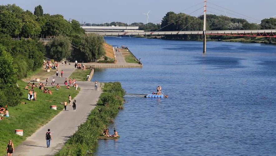 Des habitants profitent des bords du Danube à Vienne, en juillet 2013