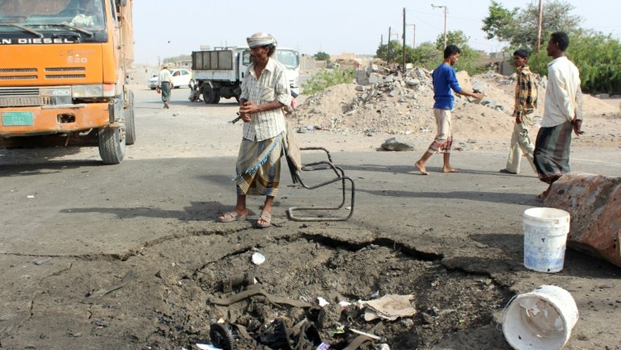 Un Yéménite devant le site d'un attentat suicide dans les environs d'Aden le 26 mars 2016