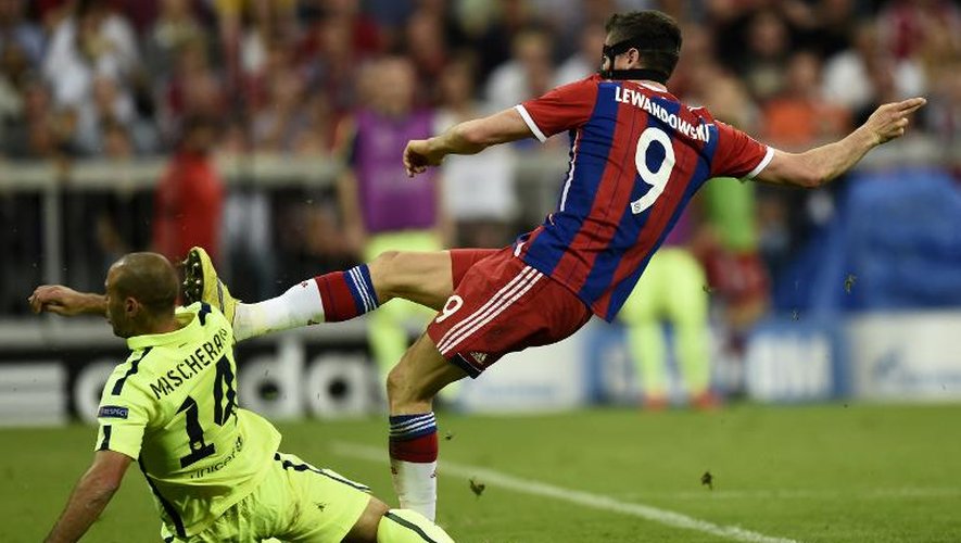 L'attaquant du Bayern Munich Robert Lewandowski inscrit un but contre le FC Barcelone, le 12 mai 2015 à Munich