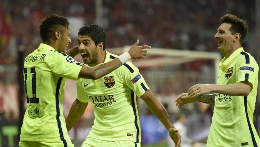 L'attaquant du FC Barcelone Neymar félicité par ses coéquipiers Luis Suarez et Lionel Messi après son 2e but contre le Bayern, le 12 mai 2015 à Munich