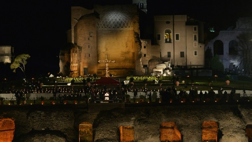 Le pape François lors du traditionnel Chemin de croix, au Colisée, à Rome, le 25 mars 2016