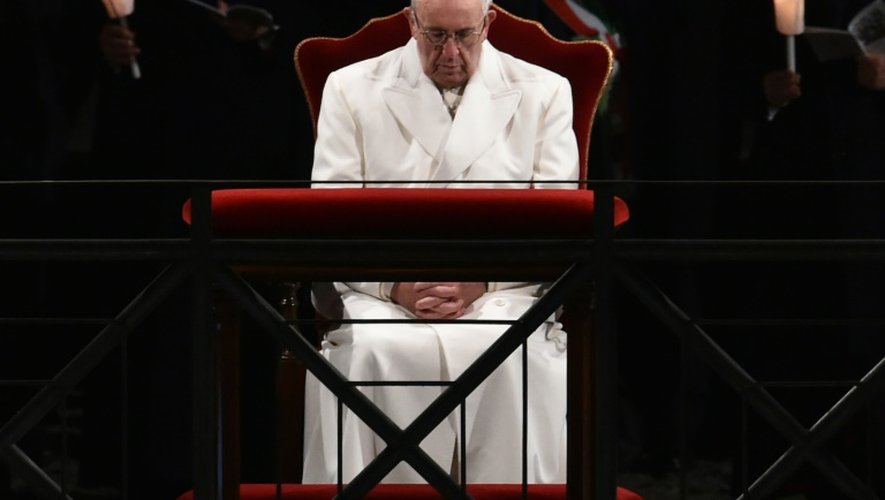 Le pape François prie durant le traditionnel Chemin de croix au Colisée de Rome, le 25 mars 2016