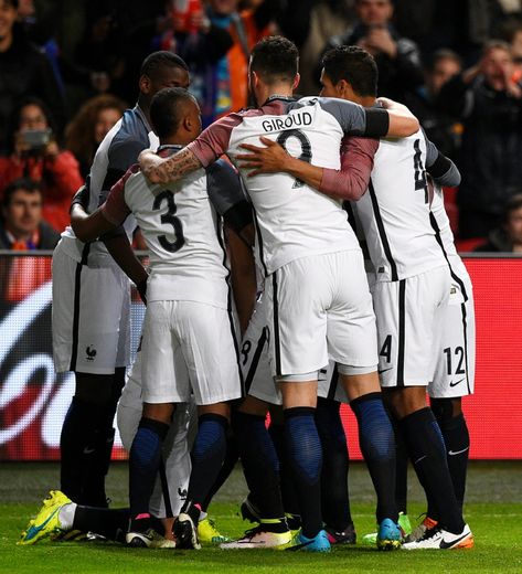 Des joueurs français célèbrent l'ouverture du score par Antoine Griezmann lors du match Pays-Bas - France, le 25 mars 2016 à Amsterdam