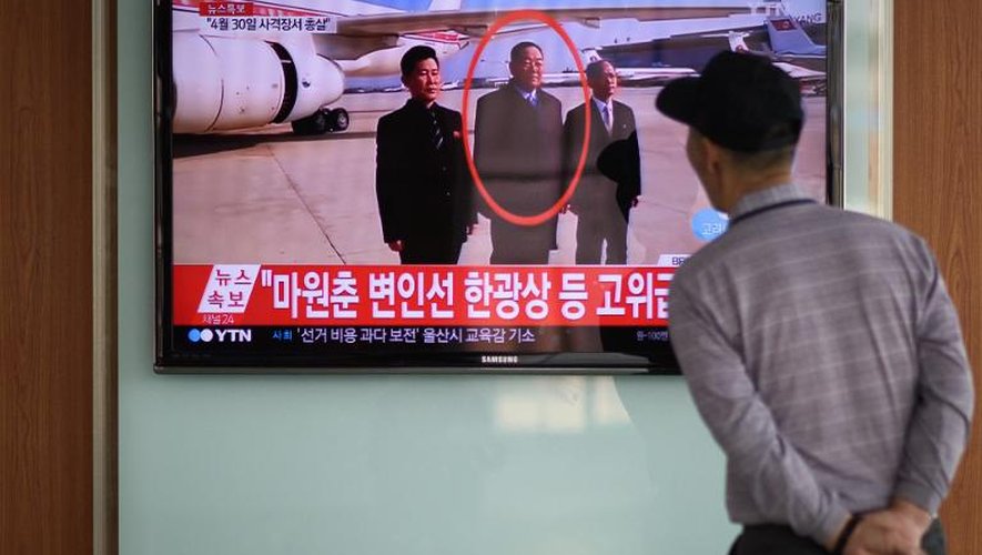 Un Sud-coréen suit le 13 mai 2015 à Séoul la retransmission télévisée de l'éxécution du ministre de la Défense nord-coréen Hyon Yong-Chol