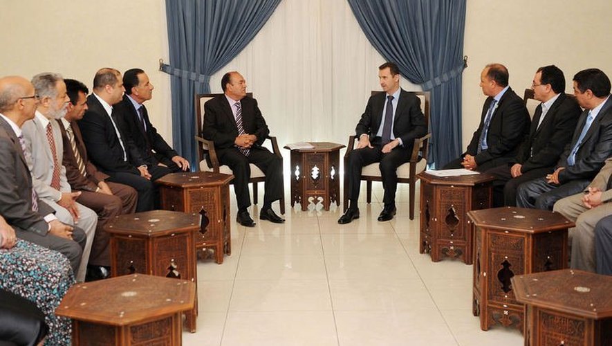 Photo fournie le 23 mai 22013 par l'agence syrienne SANA montrant Bachar al-Assad entouré de dirigeants de partis tunisiens