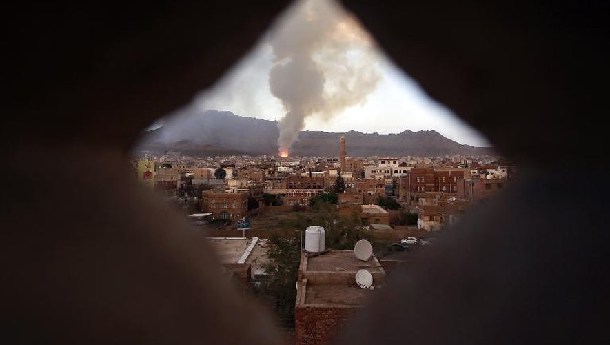 De la fumée s'élève au-dessus de Sanaa après une frappe de la coalition arabe emmenée par l'Arabie saoudite, le 11 mai 2015