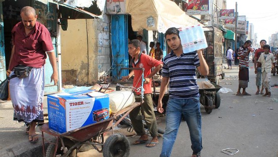 Des Yéménites profitent de la trêve le 13 mai 2015 à Aden pour faire leurs courses