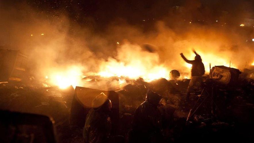 Des manifestants sur des barricades lors d'affrontements avec la police, le 20 février 2014 à Kiev