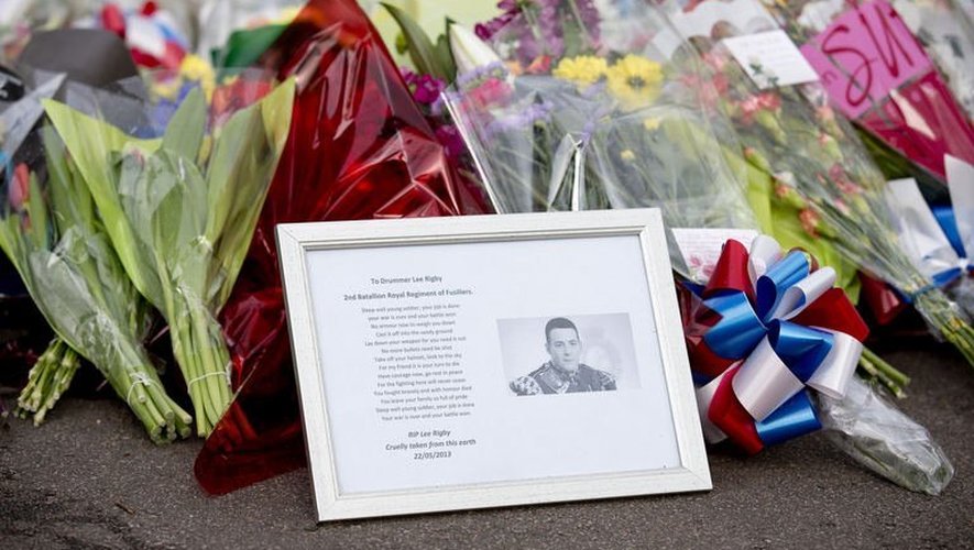 Une photo du soldat tué et des fleurs sont déposés sur le lieu du crime, à Londres, le 23 mai 2013