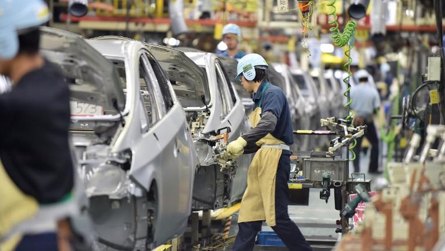 Des ouvriers sur une chaîne de montage le 4 décembre 2014 dans une usine Toyota à Aichi au Japon