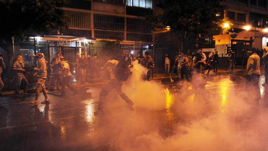 Affrontements entre manifestants et police à Caracas, le 19 février 2014
