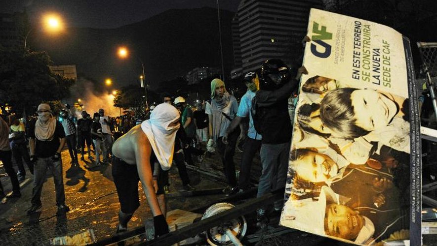 Des manifestants à Caracas lors d'affrontements avec la police, le 19 février 2014