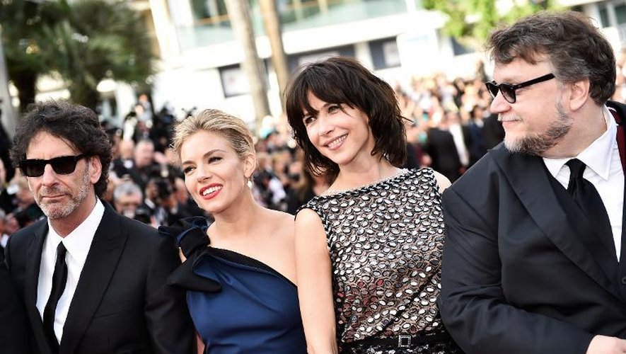 Le réalisateur et directeur du jury Joel Coen (gauche) et les membres du jury Sienna Miller, Sophie Marceau et Guillermo del Toro, à Cannes le 13 mai 2015